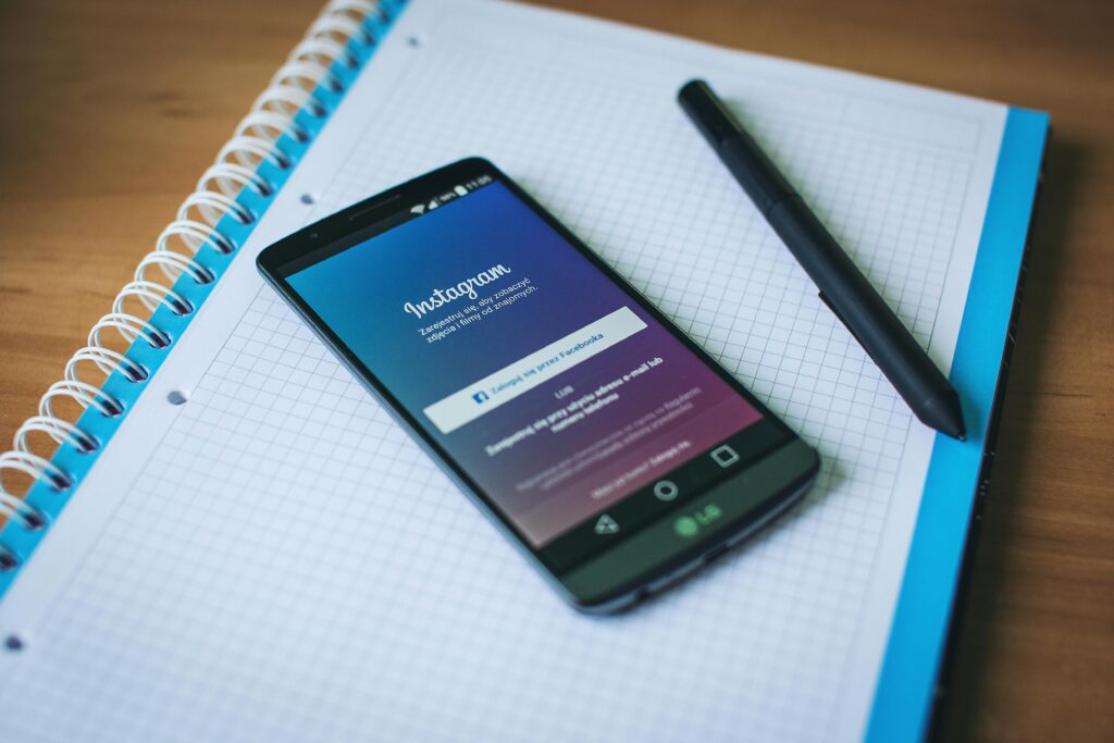 Handy mit Instagram geöffnet.